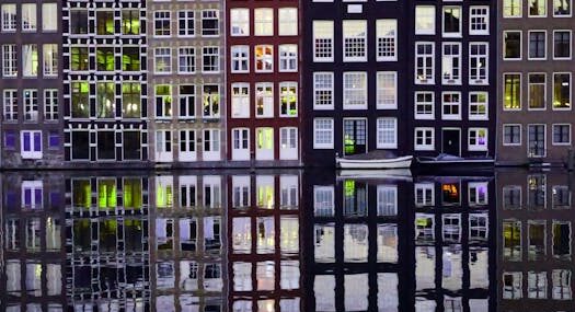 We Live in Time Amsterdam: Een Blik op de Tijd en Cultuur in de Stad