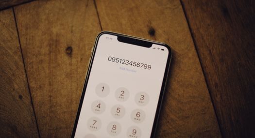 Hoe en waarom je een telefoonnummer voor het doorspelen van nieuws kunt gebruiken